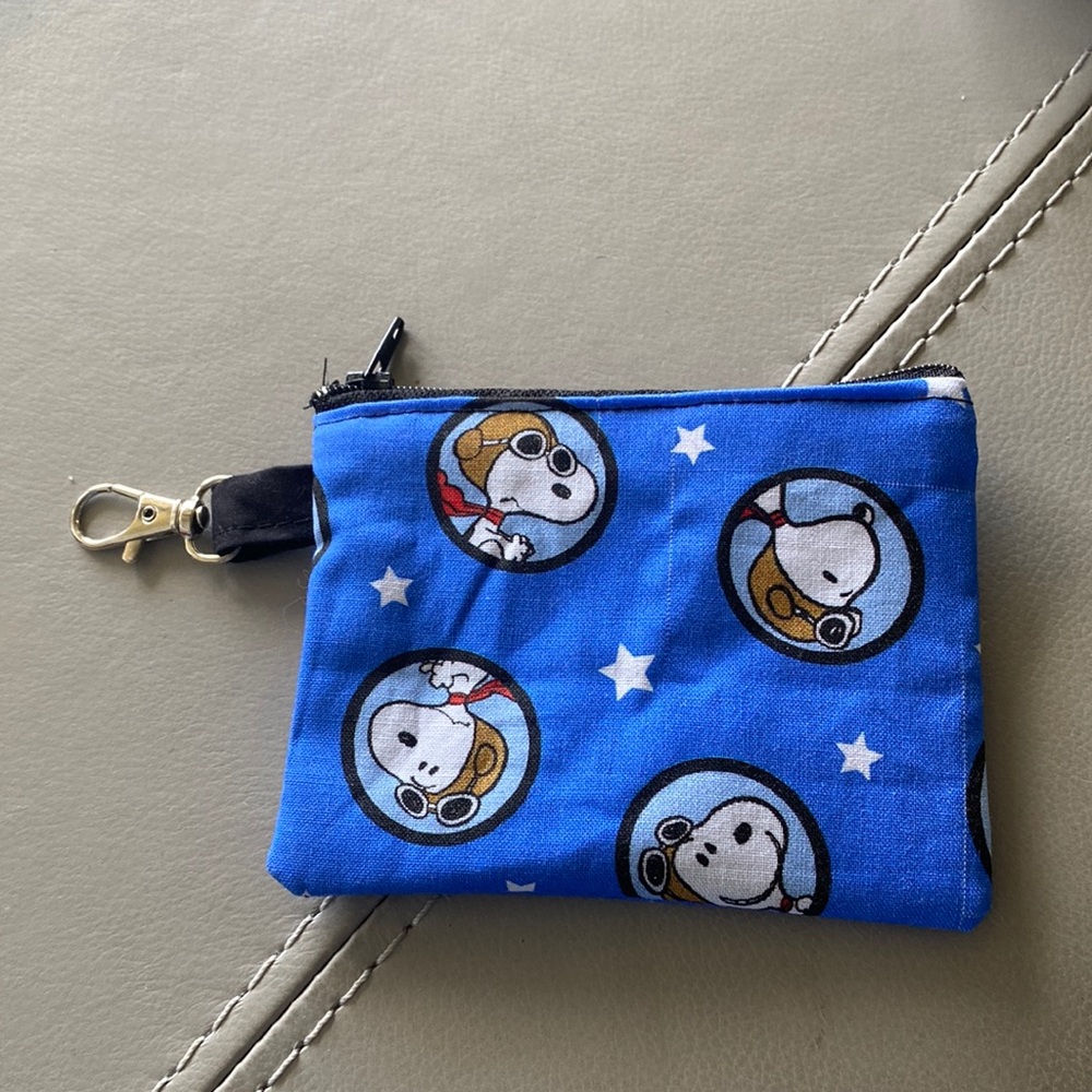 New lined Snoopy zippered coin purse with lobster clasp 3.5”c4.5” with clasp